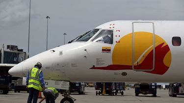 Un avión de Satena Airlines, que cubre la ruta Bogotá-Caracas, es fotografiado a su llegada al Aeropuerto Internacional Simón Bolívar en Maiquetía, estado de La Guaira, Venezuela, el 9 de noviembre de 2022. La aerolínea estatal colombiana Satena anunció la suspensión de sus vuelos a Venezuela el 4 de diciembre de 2025.