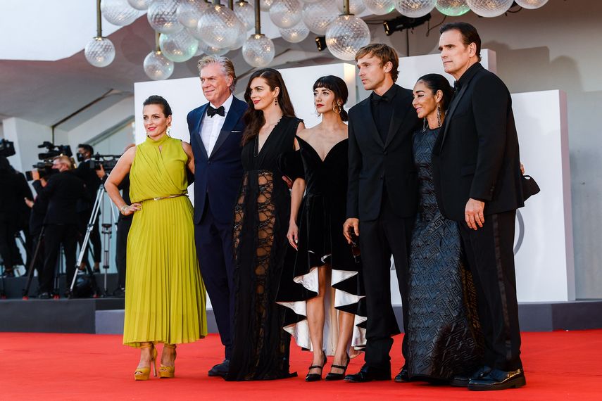 De izquierda a derecha, parte del elenco de Land of Dreams: la actriz alemana Nicole Ansari-Cox, el actor estadounidense Christopher McDonald, el actor estadounidense Matt Dillon, la directora iraní Shirin Neshat, el actor británico William Moseley y la actriz estadounidense Sheila Vand llegan para la proyección de la película E stata la mano di Dio (La mano de Dios) en la edición 78 del Festival de Cine de Venecia.&nbsp;