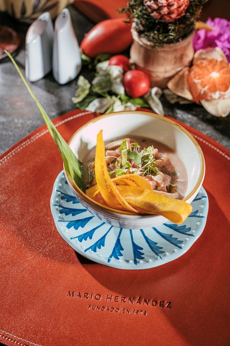 Más allá de la habitación, los participantes identificarán sus espacios reservados en la playa, el restaurante, la piscina y el spa, pues encontrarán el diseño exclusivo de Mario Hernández, quien inclusive diseñó una vajilla especialmente para la experiencia