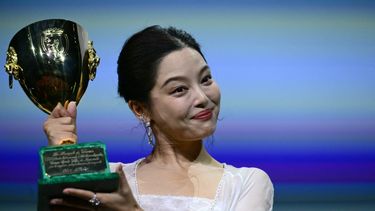 Xin Zhilei posa con el premio a la mejor actriz que otorga el Festival de Cine de Venecia.&nbsp;