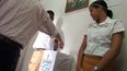 Un hombre vota en uno de los colegios electorales de La Habana, durante la celebración de las&nbsp;elecciones&nbsp;generales de 2007.