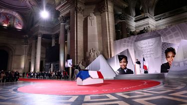 Una imagen muestra el cenotafio durante una ceremonia dedicada a Joséphine Baker, la bailarina y cantante francesa nacida en Estados Unidos que luchó en la resistencia francesa y luego luchó contra el racismo, cuando ingresa al Panteón francés en París el 30 de noviembre de 2021.