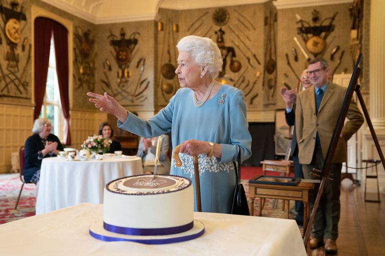 La reina Isabel II de Gran Bretaña corta un pastel para celebrar el inicio del Jubileo de platino durante una recepción en el salón de baile de Sandringham House, la residencia de la reina en Norfolk el 5 de febrero de 2022.  