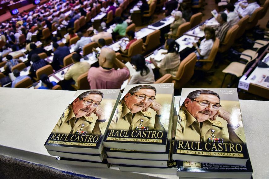 Vista de ejemplares de un libro del escritor ruso Nikolai Leonov sobre el presidente cubano Raúl Castro durante su presentación ante la Asamblea Nacional de Cuba en el Palacio de Convenciones de La Habana, el 14 de julio de 2015.