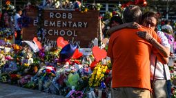Una mujer llora en un memorial improvisado en la Escuela Primaria Robb en Uvalde, Texas, el 30 de mayo de 2022.&nbsp;&nbsp; &nbsp;