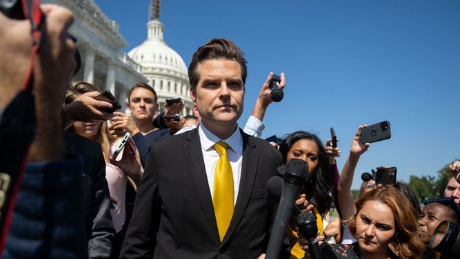 El representante Matt Gaetz entrevistado por periodistas después de hablar en la Cámara de Representantes sobre una posible moción para destituir al presidente de la Cámara de Representantes, Kevin McCarthy.