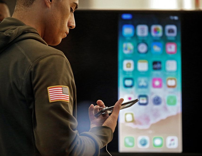 Un hombre observa un&nbsp;iPhone&nbsp;en una tienda Apple en Dallas, Texas.&nbsp;