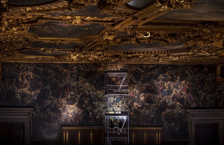 La arquitecta Arianna Abbatte revisa la obra de arte Il Paradiso de 1592 de los artistas venecianos Jacopo Robusti, también conocido como Tintoretto, y su hijo Domenico en el Palacio Ducal de Venecia, el miércoles 7 de diciembre de 2022.&nbsp;