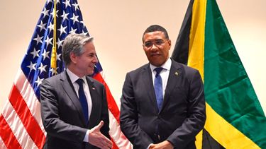 El secretario de Estado de EEUU Antony Blinken habla con el primer ministro jamaicano Andrew Holness en el Hotel Pegasus durante una reunión de la Comunidad del Caribe (CARICOM) sobre la situación en Haití, el lunes 11 de marzo de 2024, en Kingston, Jamaica.