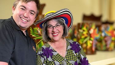 La alcaldesa de Miami-Dade, Daniella Levine-Cava, visita Expoartesano Miami 2023.