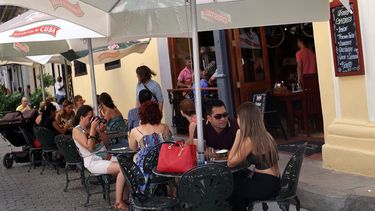Varios turistas en un restaurante privado en La Habana, Cuba.