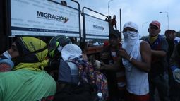 Los enfrentamientos entre civiles y militares en puentes de la frontera con Venezuela generaron daños a&nbsp;instalaciones gubernamentales&nbsp;de Colombia.