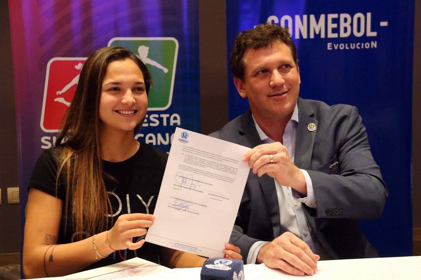 Castellanos firmó junto a Domínguez un documento que la reconoce como la embajadora durante el 2018.