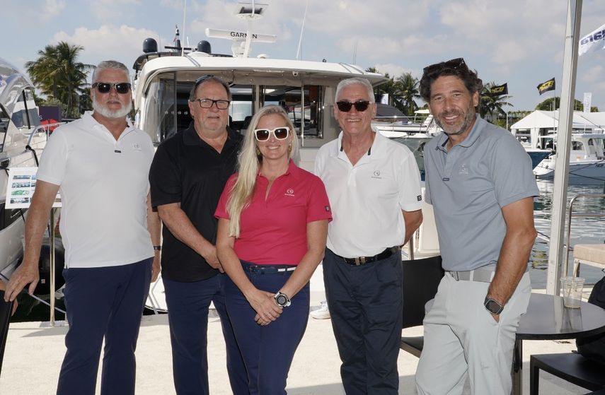 De izquierda a derecha se muestran representantes de la firma Riviera. Phil Gibson, boat show officer; Wes Moxey CEO, Shelley Morton Stephen Milne y Chris McCafferty.