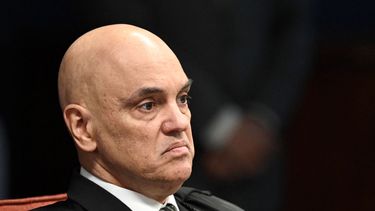 El juez del Supremo Tribunal Federal (STF) de Brasil, Alexandre de Moraes, hace un gesto despectivo durante la sesión de votación para condenar o absolver al expresidente Jair Bolsonaro (2019-2022) en un juicio por supuesto golpe de Estado el 10 de septiembre de 2025. Moraes es señalado de instrumentalizar la justicia como arma represiva. 