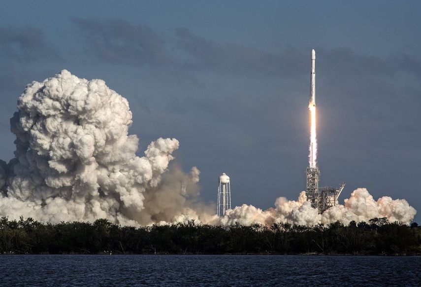 Fotografía del cohete&nbsp;Falcon&nbsp;Heavy&nbsp;despega el martes 6 de febrero de 2018 desde Cabo Cañaveral, en Florida, EEUU.