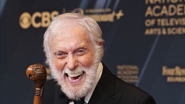 El actor Dick Van Dyke, ganador, posa en la 51ª edición de los premios Daytime Emmy en el hotel The Westin Bonaventure Hotel & Suites, en Los Ángeles, California, el 7 de junio de 2024.