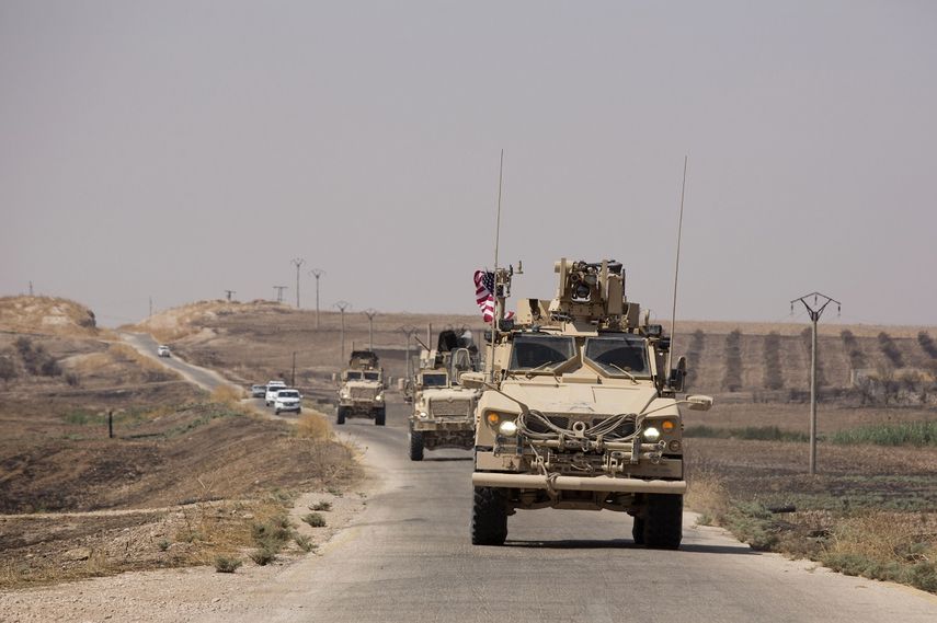 Vehículos blindados estadounidenses patrullan la zona segura entre Siria y la frontera turca con el Consejo Militar de Tal Abyad, cerca de Tal Abyad, Siria, en septiembre de 2019. 