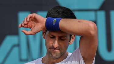 El serbio Novak Djokovic se limpia el sudor durante un entrenamiento en Madrid, el 30 de abril de 2022