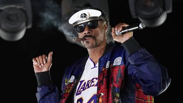 Snoop Dogg actúa como DJ Snoopadelic durante la serie Concerts In Your Car el 2 de octubre de 2020 en Ventura, California.