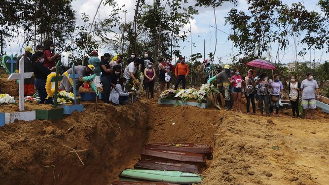 En esta imagen, tomada el 21 de abril de 2020, familiares asisten a un entierro m&uacute;ltiple en el cementerio Nossa Senhora Aparecida, en Manaos, en el estado de Amazonas, Brasil. El cementerio realiza entierros en fosas comunes ante el elevado n&uacute;mero de decesos por el COVID-19, dijo un funcionario.