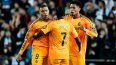El francés Kylian Mbappé (izquierda), el brasileño Vinicius (centro) y el inglés Jude Bellingham celebran durante un juego contra el Valencia, el 3 de enero de 2025.