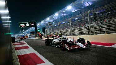 El británico Oliver Bearman, de la escudería Haas, sale de los pits durante el Gran Premio de Abu Dabi, el 6 de diciembre de 2025.