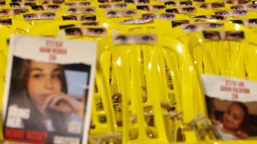 Retratos y fotografías de los ojos de los rehenes israelíes secuestrados por terroristas de Hamás desde el ataque del 7 de octubre,&nbsp; durante una protesta para pedir su liberación en Tel Aviv el 22 de noviembre de 2023.