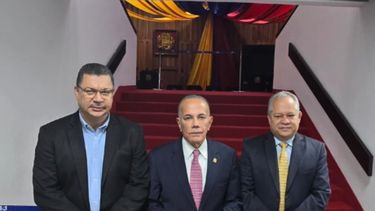 Antes de entrar por separado al TSJ, el gobernador del Zulia Manuel Rosales, de Un Nuevo Tiempo NT José Luis Cartaya de la Mesa de la Unidad Democrática &nbsp;y Simón Calzadilla del Movimiento por Venezuela, los tres partidos que apoyaron a Edmundo González en las elecciones del 28 de julio. CORTESÍA LA CHICHARRA DIGITAL