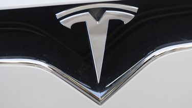 La insignia del fabricante de autos el&eacute;ctricos Tesla.