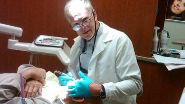 Robert Rheinlander, el falso dentista acusado de ejercer sin licencia, posteó en su cuenta de Facebook esta foto en la que se le ve en pleno ejercicio como ortodoncista.