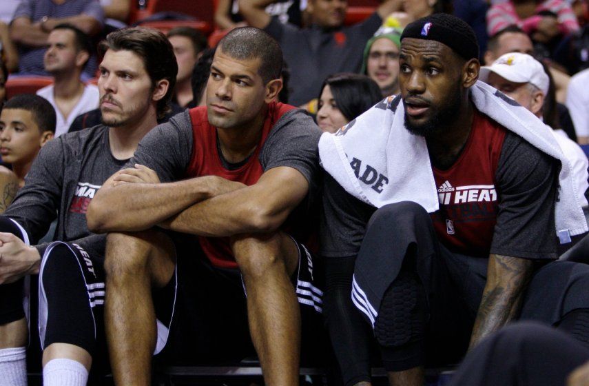 Mike Miller (izquierda), Shane Battier (centro) y LeBron James, de los Heat de Miami, observan desde la banca un compromiso, el 15 de diciembre de 2011.