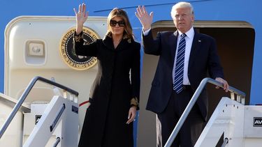 El presidente de Estados Unidos, Donald&nbsp;Trump, y la primera dama, Melania&nbsp;Trump, saludan a su llegada a aeropuerto de Roma.