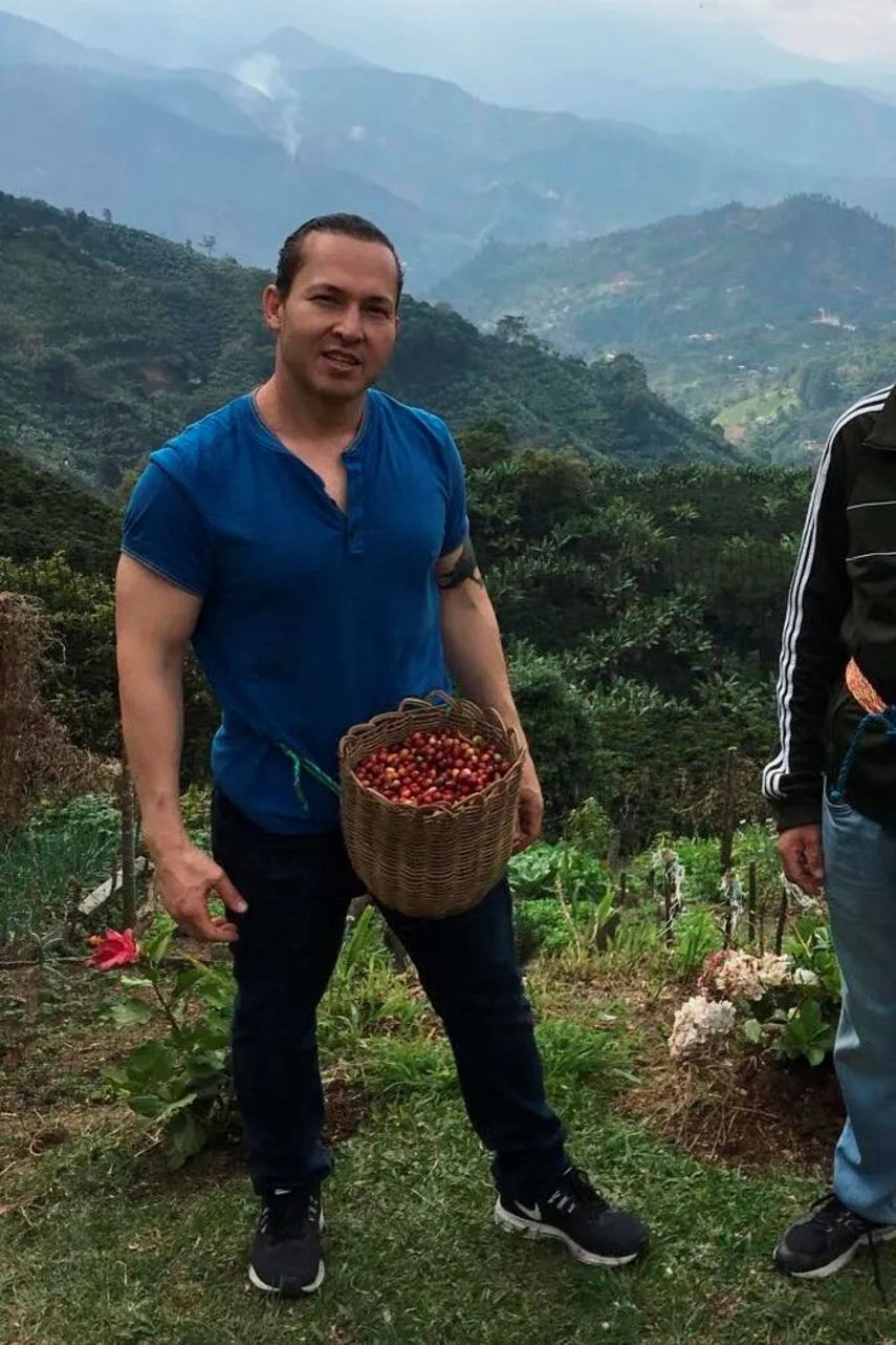 Foto suministrada por la familia Hernández que muestra a Eyvin Hernández recogiendo café durante una vacación en Colombia en el 2019. Hernández es uno de tres estadodunidenses detenidos recientemente en Venezuela por tratar de ingresar al país ilegalmente.&nbsp;