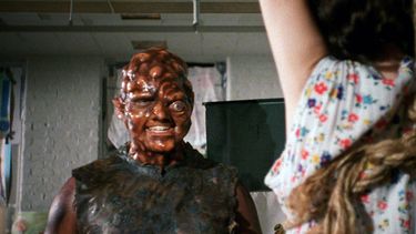 El film original tuvo una gran acogida en la sesión nocturna de algunos cines y, especialmente en el VHS. Sin embargo, nunca se había hablado de un remake hasta que Legendary ha adquirido los derechos.