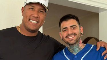 El grandeliga Salvador Pérez junto al tatuador Luis Gil luego de tatuar el trofeo de campeón del Clásico Mundial de Béisbol al receptor venezolano