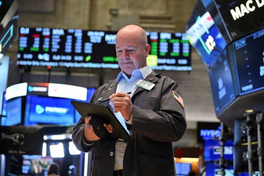 Un corredor de la Bolsa de Nueva York en el piso de remate.