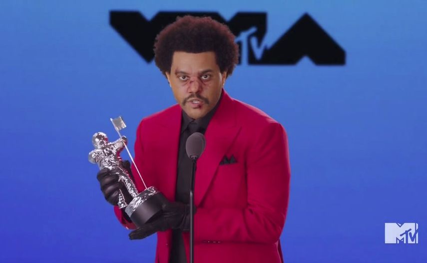En esta captura de video emitida el domingo 30 de agosto de 2020 por MTV, The Weeknd acepta el premio al video del a&ntilde;o por Blinding Lights durante los MTV Video Music Awards.&nbsp;