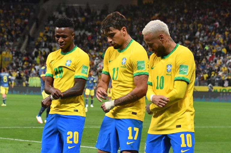 El brasileño Lucas Paqueta (C) celebra con sus compañeros Vinicius Junior (L) y Neymar tras anotar contra Colombia durante el partido de clasificación sudamericano para la Copa Mundial de la FIFA Catar 2022, en el Neo Química Arena, 