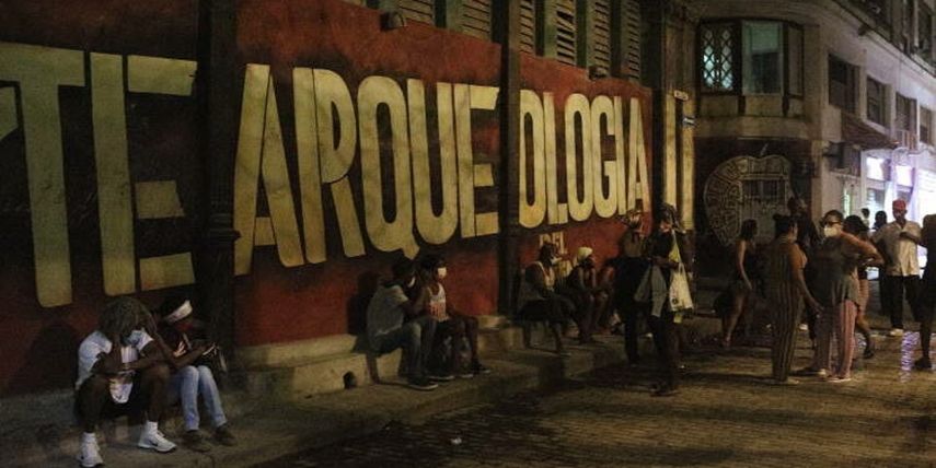 Colas y oscuridad: las dos caras de la Habana Vieja tras la reapertura