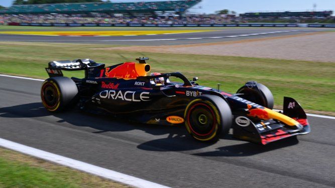 El piloto holandés de Red Bull Racing, Max Verstappen, conduce durante la segunda sesión de práctica antes del Gran Premio de Gran Bretaña de Fórmula 1 en el circuito de carreras de Silverstone en Silverstone, en el centro de Inglaterra, el 7 de julio de 2023. &nbsp;