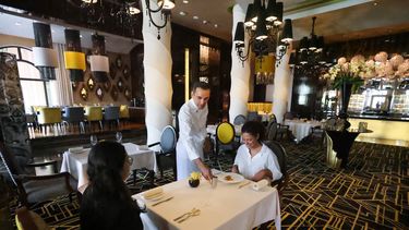 El chef francés Renaud Dutel sirve un plato en el restaurante STAY by Yannick Alleno en Dubái el 7 de julio de 2023.
