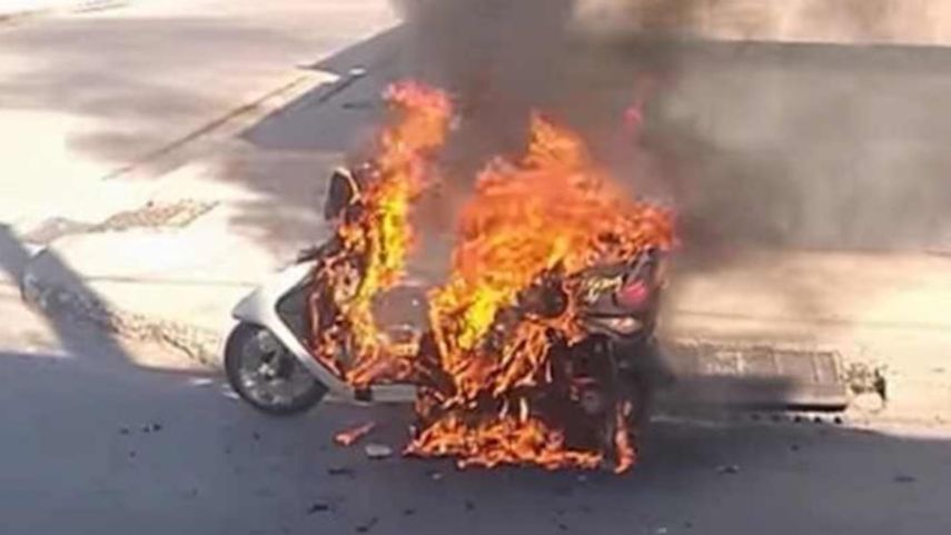 Una moto eléctrica incendiada en Cuba.&nbsp;