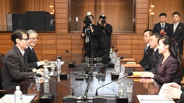 Fotografía cedida por el Ministerio de Unificación de Corea del Sur, del jefe delegado surcoreano Yun Sang (i) hablando con el jefe de la delegación norcoreana Hyon Song-wol (d) durante una reunión en el pueblo de tregua de Panmunjom, Corea del Norte, esta martes 20 de marzo de 2018, para organizar una muestra artística surcoreana en Pyongyang a principios de abril. 