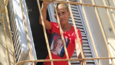 La nación cautiva y sus presos. En la foto la esposa de Lazaro Yuri Valle Roca
