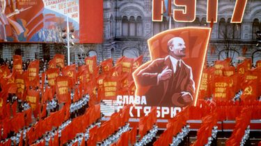 La gente lleva banderas rojas y un retrato de Vladimir Ilich Lenin durante la celebración del 68º aniversario de la Gran Revolución Socialista de Octubre en la Plaza Roja, Moscú, Rusia, el 7 de noviembre de 1985. &nbsp;