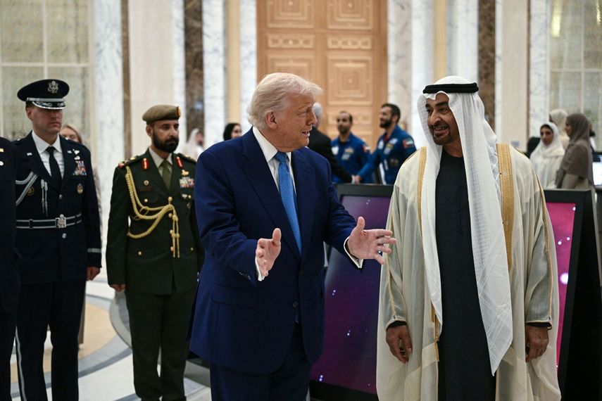 El presidente de Estadosd Unidos Donald J. Trump junto a su contraparte de Emiratos Árabes, Sheikh Mohamed bin Zayed Al Nahyan, en el Palacio de la Nación.