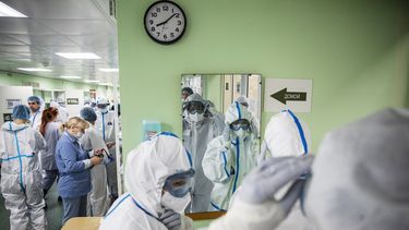 Personal de salud viste ropa protectora antes de atender a enfermos en el Hospital Clínico Filatov de Moscú, Rusia, viernes 15 de mayo de 2020. Médicos dijeron que una mujer enfermó de COVID-19 por segunda vez. 