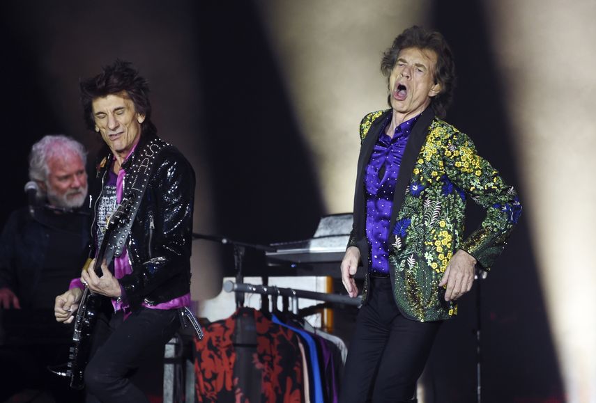 Mick Jagger, derecha, y el guitarrista Ron Wood de los Rolling Stones durante un concierto en el estadio Rose Bowl.