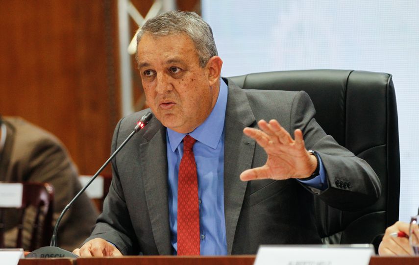 El ministro venezolano, Eulogio del Pino, resaltó la necesidad de retirar del mercado mundial el exceso de la oferta de crudo que aún presiona a la baja sobre los petroprecios
